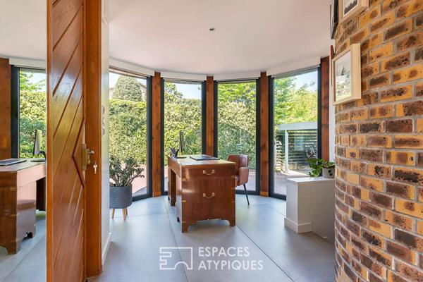 Maison d’architecte esprit Bauhaus et son donjon en pierre privatif