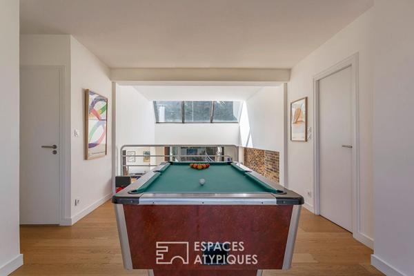 Maison d’architecte esprit Bauhaus et son donjon en pierre privatif