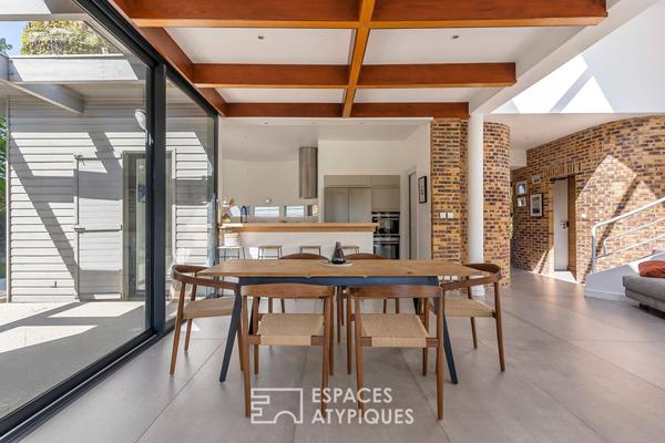 Maison d’architecte esprit Bauhaus et son donjon en pierre privatif