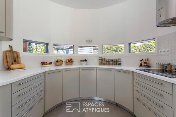 Maison d’architecte esprit Bauhaus et son donjon en pierre privatif