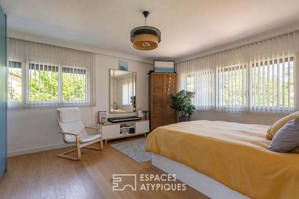 Maison d’architecte esprit Bauhaus et son donjon en pierre privatif