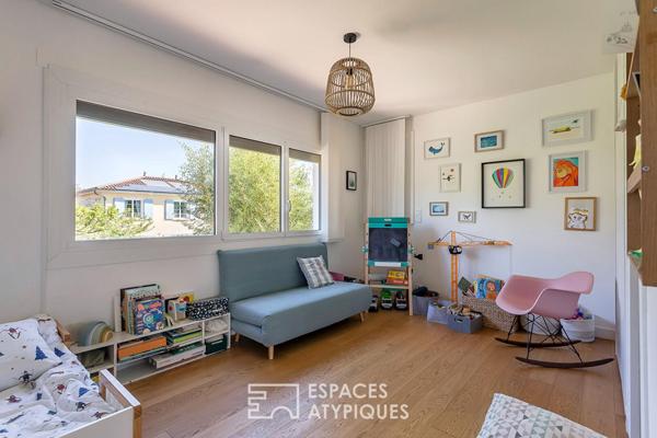 Maison d’architecte esprit Bauhaus et son donjon en pierre privatif