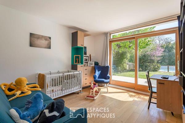 Maison d’architecte esprit Bauhaus et son donjon en pierre privatif