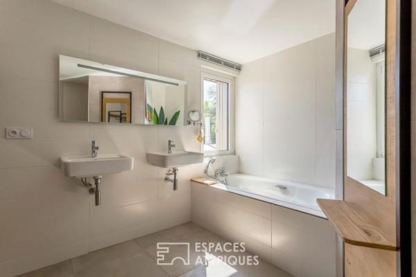 Maison d’architecte esprit Bauhaus et son donjon en pierre privatif