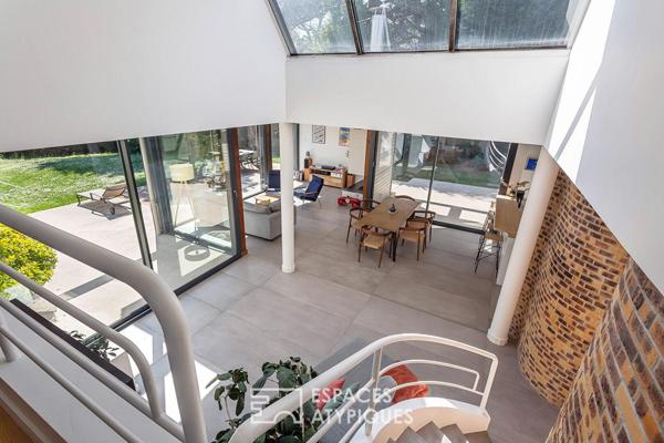 Maison d’architecte esprit Bauhaus et son donjon en pierre privatif
