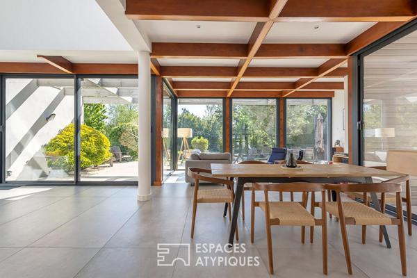 Maison d’architecte esprit Bauhaus et son donjon en pierre privatif