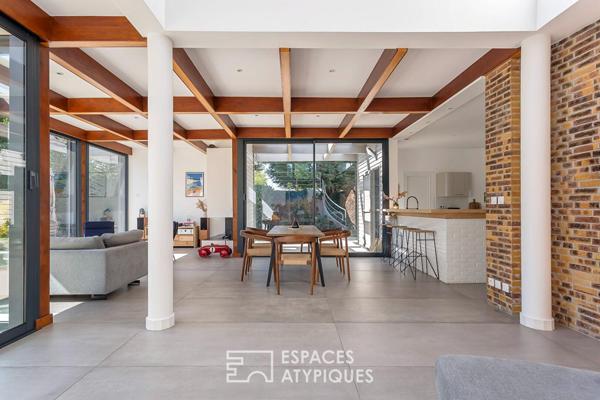 Maison d’architecte esprit Bauhaus et son donjon en pierre privatif