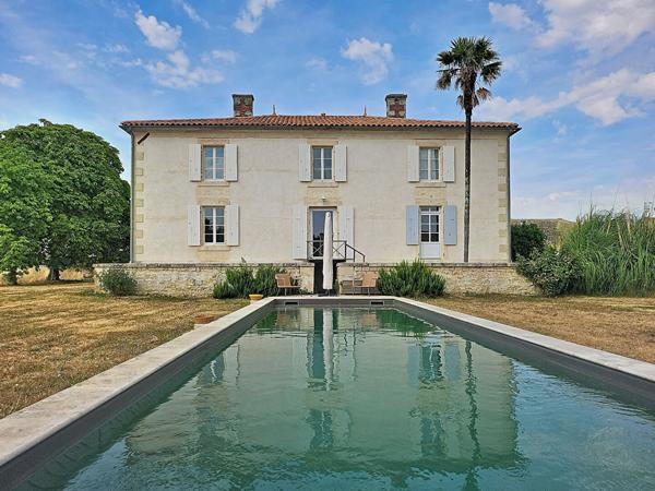 Maison Bouille Courdault  8 pièce(s), 305 m², terrain de 6015 m² 4 chambres, dépendances, piscine, patio, préau, garage.