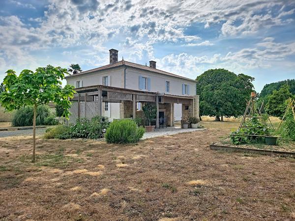 Maison Bouille Courdault  8 pièce(s), 305 m², terrain de 6015 m² 4 chambres, dépendances, piscine, patio, préau, garage.