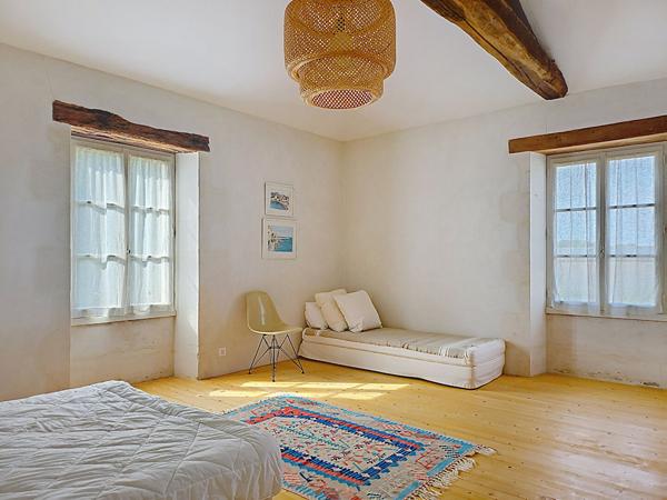 Maison Bouille Courdault  8 pièce(s), 305 m², terrain de 6015 m² 4 chambres, dépendances, piscine, patio, préau, garage.