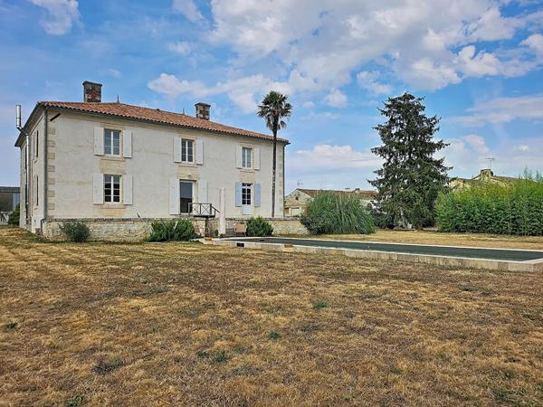 Maison Bouille Courdault  8 pièce(s), 305 m², terrain de 6015 m² 4 chambres, dépendances, piscine, patio, préau, garage.