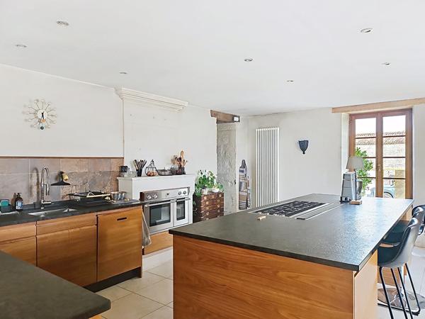 Maison Bouille Courdault  8 pièce(s), 305 m², terrain de 6015 m² 4 chambres, dépendances, piscine, patio, préau, garage.