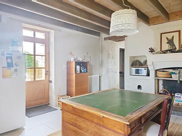 Maison Bouille Courdault  8 pièce(s), 305 m², terrain de 6015 m² 4 chambres, dépendances, piscine, patio, préau, garage.