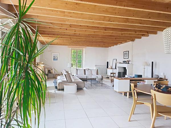 Maison Bouille Courdault  8 pièce(s), 305 m², terrain de 6015 m² 4 chambres, dépendances, piscine, patio, préau, garage.