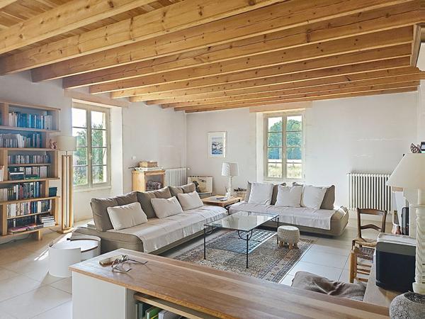 Maison Bouille Courdault  8 pièce(s), 305 m², terrain de 6015 m² 4 chambres, dépendances, piscine, patio, préau, garage.