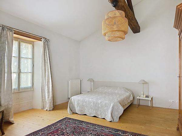 Maison Bouille Courdault  8 pièce(s), 305 m², terrain de 6015 m² 4 chambres, dépendances, piscine, patio, préau, garage.