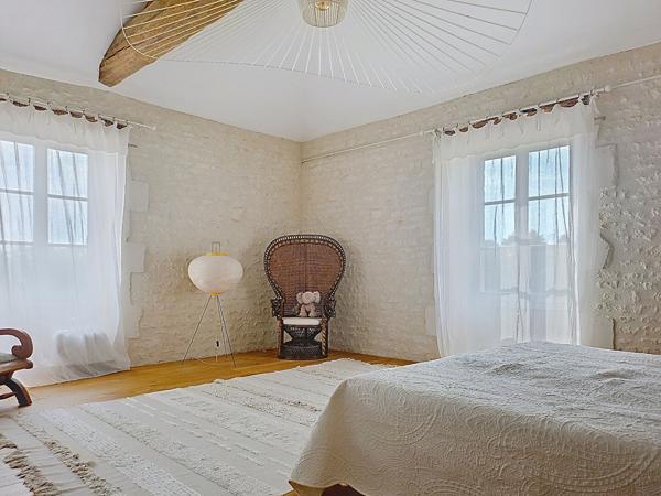 Maison Bouille Courdault  8 pièce(s), 305 m², terrain de 6015 m² 4 chambres, dépendances, piscine, patio, préau, garage.