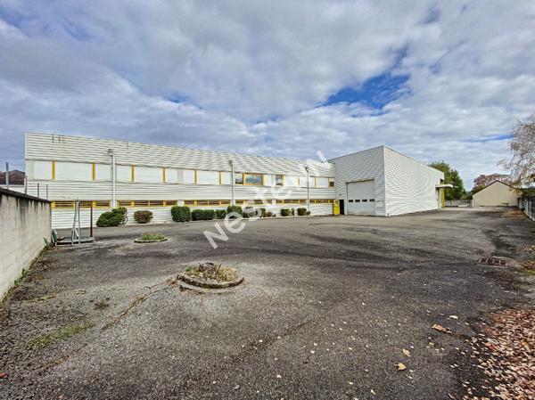 Local commercial  à louer / Entrepôt  1524 m² - Brive La Gaillarde -  2 aires de stockage - 1 atelier - 1 salle d'exposition - 7 bureaux - 1 salle de réunion - 1 local technique - 2 vestiaires - 3 wc - 1 auvent de stockage - parking