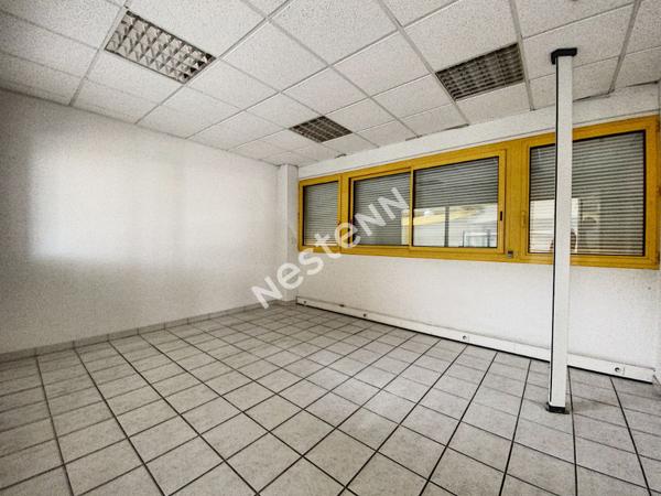 Local commercial  à louer / Entrepôt  1524 m² - Brive La Gaillarde -  2 aires de stockage - 1 atelier - 1 salle d'exposition - 7 bureaux - 1 salle de réunion - 1 local technique - 2 vestiaires - 3 wc - 1 auvent de stockage - parking