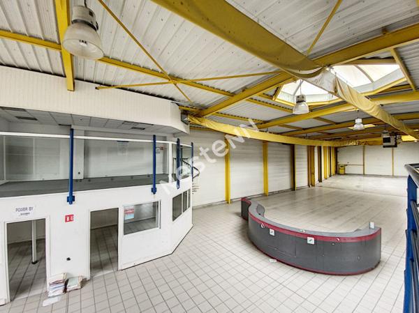 Local commercial  à louer / Entrepôt  1524 m² - Brive La Gaillarde -  2 aires de stockage - 1 atelier - 1 salle d'exposition - 7 bureaux - 1 salle de réunion - 1 local technique - 2 vestiaires - 3 wc - 1 auvent de stockage - parking