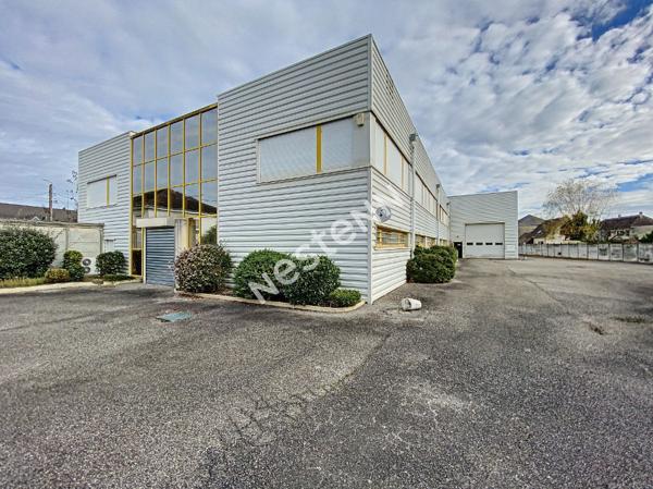 Local commercial  à louer / Entrepôt  1524 m² - Brive La Gaillarde -  2 aires de stockage - 1 atelier - 1 salle d'exposition - 7 bureaux - 1 salle de réunion - 1 local technique - 2 vestiaires - 3 wc - 1 auvent de stockage - parking
