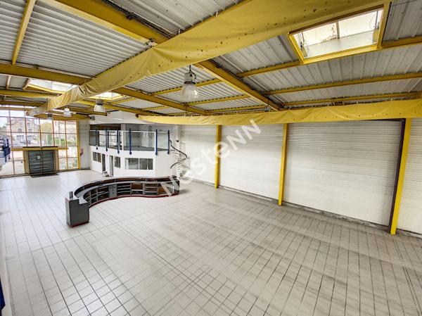 Local commercial  à louer / Entrepôt  1524 m² - Brive La Gaillarde -  2 aires de stockage - 1 atelier - 1 salle d'exposition - 7 bureaux - 1 salle de réunion - 1 local technique - 2 vestiaires - 3 wc - 1 auvent de stockage - parking
