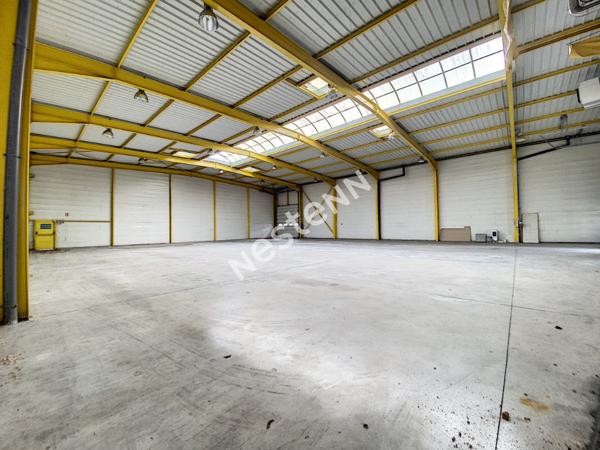 Local commercial  à louer / Entrepôt  1524 m² - Brive La Gaillarde -  2 aires de stockage - 1 atelier - 1 salle d'exposition - 7 bureaux - 1 salle de réunion - 1 local technique - 2 vestiaires - 3 wc - 1 auvent de stockage - parking