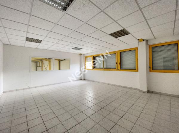 Local commercial  à louer / Entrepôt  1524 m² - Brive La Gaillarde -  2 aires de stockage - 1 atelier - 1 salle d'exposition - 7 bureaux - 1 salle de réunion - 1 local technique - 2 vestiaires - 3 wc - 1 auvent de stockage - parking