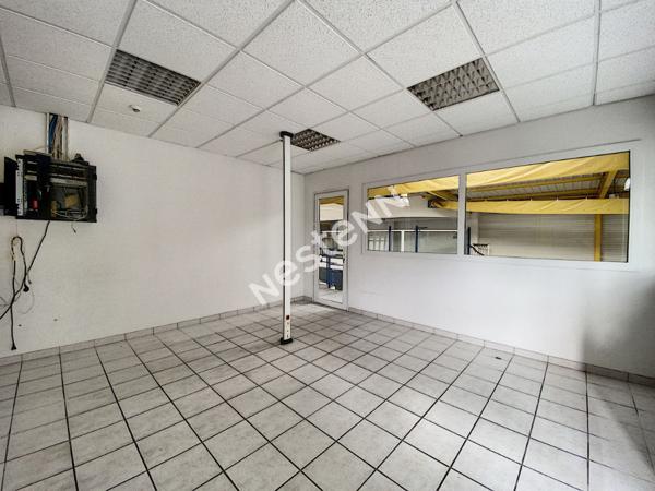 Local commercial  à louer / Entrepôt  1524 m² - Brive La Gaillarde -  2 aires de stockage - 1 atelier - 1 salle d'exposition - 7 bureaux - 1 salle de réunion - 1 local technique - 2 vestiaires - 3 wc - 1 auvent de stockage - parking
