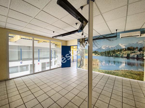 Local commercial  à louer / Entrepôt  1524 m² - Brive La Gaillarde -  2 aires de stockage - 1 atelier - 1 salle d'exposition - 7 bureaux - 1 salle de réunion - 1 local technique - 2 vestiaires - 3 wc - 1 auvent de stockage - parking