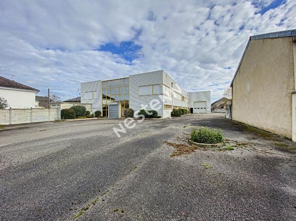 Local commercial  à louer / Entrepôt  1524 m² - Brive La Gaillarde -  2 aires de stockage - 1 atelier - 1 salle d'exposition - 7 bureaux - 1 salle de réunion - 1 local technique - 2 vestiaires - 3 wc - 1 auvent de stockage - parking