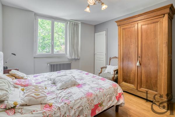 A vendre secteur Casseneuil belle villa de caractère de 7 pièces, avec piscine.