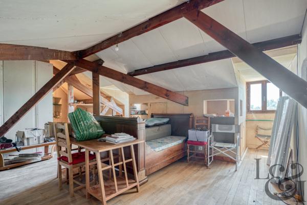 A vendre secteur Casseneuil belle villa de caractère de 7 pièces, avec piscine.