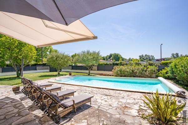 A vendre secteur Casseneuil belle villa de caractère de 7 pièces, avec piscine.
