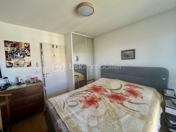 Découvrez ce bel appartement de 74 m² situé au 6ᵉ étage sur 7 d’une résidence senior sécurisée, offrant confort, sérénité et services de qualité au quotidien.

Idéalement situé à proximité immédiate du centre-ville, des commerces, de la gare et des établissements de santé, il bénéficie d’un environnement pratique et recherché.

L’appartement se compose d’une agréable pièce de vie baignée de lumière avec cuisine équipée ouverte sur le séjour. Le salon donne accès à un balcon où vous pourrez profiter d’une magnifique vue dégagée sur le Semnoz et la promenade du Thiou.

L’espace nuit comprend deux chambres confortables, une salle de bain ainsi qu’un WC séparé.

Un garage fermé complète ce bien.

Les plus de la résidence :

Accueil à la réception,
Gardien de nuit,
Résidence sécurisée,
Services adaptés aux seniors,

Les atouts du bien :
✔ 74 m² habitables
✔ 6ᵉ étage avec ascenseur
✔ Balcon avec vue dégagée sur le Semnoz
✔ Garage fermé
✔ Proximité immédiate des commerces, de la gare et des services médicaux


Un appartement rare alliant confort, sécurité et qualité de vie, idéal pour profiter pleinement de votre retraite dans un cadre privilégié.

À visiter sans tarder !