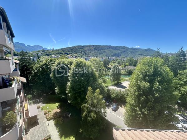 Découvrez ce bel appartement de 74 m² situé au 6ᵉ étage sur 7 d’une résidence senior sécurisée, offrant confort, sérénité et services de qualité au quotidien.

Idéalement situé à proximité immédiate du centre-ville, des commerces, de la gare et des établissements de santé, il bénéficie d’un environnement pratique et recherché.

L’appartement se compose d’une agréable pièce de vie baignée de lumière avec cuisine équipée ouverte sur le séjour. Le salon donne accès à un balcon où vous pourrez profiter d’une magnifique vue dégagée sur le Semnoz et la promenade du Thiou.

L’espace nuit comprend deux chambres confortables, une salle de bain ainsi qu’un WC séparé.

Un garage fermé complète ce bien.

Les plus de la résidence :

Accueil à la réception,
Gardien de nuit,
Résidence sécurisée,
Services adaptés aux seniors,

Les atouts du bien :
✔ 74 m² habitables
✔ 6ᵉ étage avec ascenseur
✔ Balcon avec vue dégagée sur le Semnoz
✔ Garage fermé
✔ Proximité immédiate des commerces, de la gare et des services médicaux


Un appartement rare alliant confort, sécurité et qualité de vie, idéal pour profiter pleinement de votre retraite dans un cadre privilégié.

À visiter sans tarder !