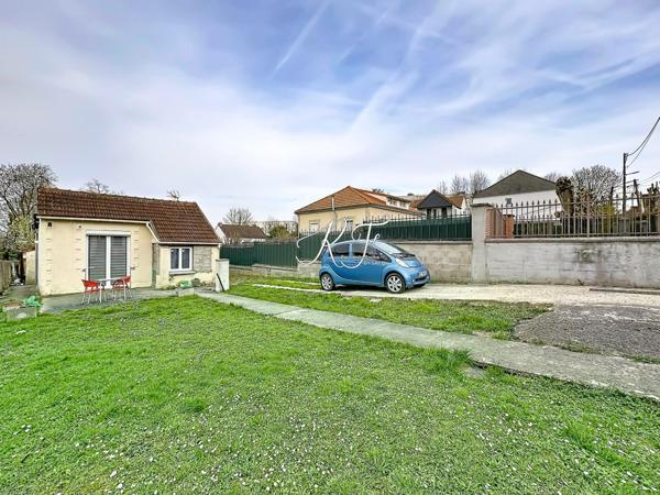 Maison individuelle avec un grand terrain
