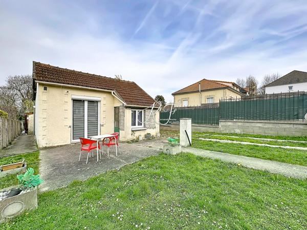 Maison individuelle avec un grand terrain