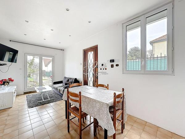 Maison individuelle avec un grand terrain