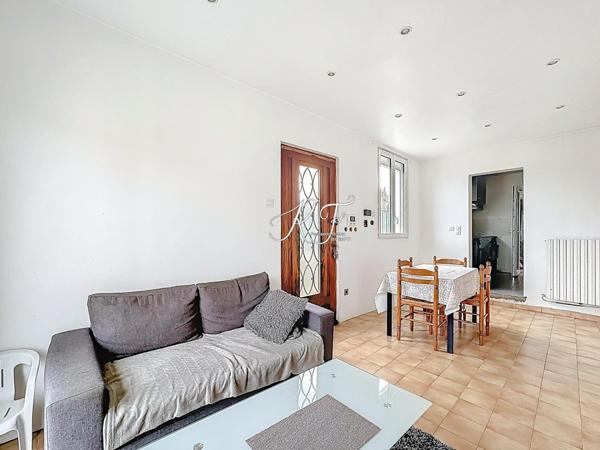 Maison individuelle avec un grand terrain