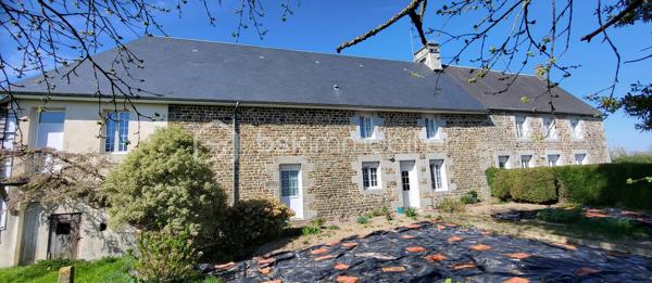 Ensemble immobilier de qualité – Terrain clos de 4 973 m²
Situé dans un cadre paisible, à proximité immédiate de Saint-Sever-Calvados et de l’A84, cet ensemble immobilier offre une belle opportunité pour un projet familial, touristique ou d’investissement locatif.

La maison principale de 123 m², comprend une entrée avec placard, une agréable pièce de vie d’environ 33 m² avec cheminée et poêle à granulés, une cuisine ouverte aménagée et équipée, ainsi qu’une chambre avec salle d’eau/WC privative accessible PMR.
À l’étage : deux chambres, un bureau et une seconde salle d’eau/WC.
Un vaste grenier aménageable (possibilité de créer 2/3 chambres), une pièce indépendante de 28 m² avec accès privatif (atelier, studio, chambre d’hôtes…), un garage attenant, un appentis fermé et plusieurs dépendances complètent l’ensemble.

La seconde maison de 108 m², vendue louée, constitue un véritable atout avec un revenu locatif immédiat. Elle dispose d’un séjour avec cheminée, cuisine, buanderie, 3 chambres, salle de bains, WC et grenier. Locataire fiable en place depuis 2010.

Le tout sur un terrain clos de 4 973 m2. 

Nombreux travaux récents : toiture ardoise, joints extérieurs, huisseries, poêle à granulés, cuisine, salle d’eau… Fibre raccordée, compteurs et assainissement indépendants pour chaque logement.

Situation idéale :
- Commerces et services à 1,5 km
- 8 min de l’A84 (axe Caen/Rennes)
- 13 km de Vire
- Plages de Granville et de la baie du Mont-Saint-Michel à 50 mns.