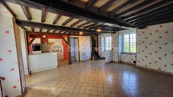 Ensemble immobilier de qualité – Terrain clos de 4 973 m²
Situé dans un cadre paisible, à proximité immédiate de Saint-Sever-Calvados et de l’A84, cet ensemble immobilier offre une belle opportunité pour un projet familial, touristique ou d’investissement locatif.

La maison principale de 123 m², comprend une entrée avec placard, une agréable pièce de vie d’environ 33 m² avec cheminée et poêle à granulés, une cuisine ouverte aménagée et équipée, ainsi qu’une chambre avec salle d’eau/WC privative accessible PMR.
À l’étage : deux chambres, un bureau et une seconde salle d’eau/WC.
Un vaste grenier aménageable (possibilité de créer 2/3 chambres), une pièce indépendante de 28 m² avec accès privatif (atelier, studio, chambre d’hôtes…), un garage attenant, un appentis fermé et plusieurs dépendances complètent l’ensemble.

La seconde maison de 108 m², vendue louée, constitue un véritable atout avec un revenu locatif immédiat. Elle dispose d’un séjour avec cheminée, cuisine, buanderie, 3 chambres, salle de bains, WC et grenier. Locataire fiable en place depuis 2010.

Le tout sur un terrain clos de 4 973 m2. 

Nombreux travaux récents : toiture ardoise, joints extérieurs, huisseries, poêle à granulés, cuisine, salle d’eau… Fibre raccordée, compteurs et assainissement indépendants pour chaque logement.

Situation idéale :
- Commerces et services à 1,5 km
- 8 min de l’A84 (axe Caen/Rennes)
- 13 km de Vire
- Plages de Granville et de la baie du Mont-Saint-Michel à 50 mns.