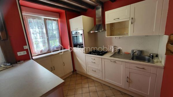 Ensemble immobilier de qualité – Terrain clos de 4 973 m²
Situé dans un cadre paisible, à proximité immédiate de Saint-Sever-Calvados et de l’A84, cet ensemble immobilier offre une belle opportunité pour un projet familial, touristique ou d’investissement locatif.

La maison principale de 123 m², comprend une entrée avec placard, une agréable pièce de vie d’environ 33 m² avec cheminée et poêle à granulés, une cuisine ouverte aménagée et équipée, ainsi qu’une chambre avec salle d’eau/WC privative accessible PMR.
À l’étage : deux chambres, un bureau et une seconde salle d’eau/WC.
Un vaste grenier aménageable (possibilité de créer 2/3 chambres), une pièce indépendante de 28 m² avec accès privatif (atelier, studio, chambre d’hôtes…), un garage attenant, un appentis fermé et plusieurs dépendances complètent l’ensemble.

La seconde maison de 108 m², vendue louée, constitue un véritable atout avec un revenu locatif immédiat. Elle dispose d’un séjour avec cheminée, cuisine, buanderie, 3 chambres, salle de bains, WC et grenier. Locataire fiable en place depuis 2010.

Le tout sur un terrain clos de 4 973 m2. 

Nombreux travaux récents : toiture ardoise, joints extérieurs, huisseries, poêle à granulés, cuisine, salle d’eau… Fibre raccordée, compteurs et assainissement indépendants pour chaque logement.

Situation idéale :
- Commerces et services à 1,5 km
- 8 min de l’A84 (axe Caen/Rennes)
- 13 km de Vire
- Plages de Granville et de la baie du Mont-Saint-Michel à 50 mns.