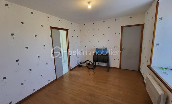 Ensemble immobilier de qualité – Terrain clos de 4 973 m²
Situé dans un cadre paisible, à proximité immédiate de Saint-Sever-Calvados et de l’A84, cet ensemble immobilier offre une belle opportunité pour un projet familial, touristique ou d’investissement locatif.

La maison principale de 123 m², comprend une entrée avec placard, une agréable pièce de vie d’environ 33 m² avec cheminée et poêle à granulés, une cuisine ouverte aménagée et équipée, ainsi qu’une chambre avec salle d’eau/WC privative accessible PMR.
À l’étage : deux chambres, un bureau et une seconde salle d’eau/WC.
Un vaste grenier aménageable (possibilité de créer 2/3 chambres), une pièce indépendante de 28 m² avec accès privatif (atelier, studio, chambre d’hôtes…), un garage attenant, un appentis fermé et plusieurs dépendances complètent l’ensemble.

La seconde maison de 108 m², vendue louée, constitue un véritable atout avec un revenu locatif immédiat. Elle dispose d’un séjour avec cheminée, cuisine, buanderie, 3 chambres, salle de bains, WC et grenier. Locataire fiable en place depuis 2010.

Le tout sur un terrain clos de 4 973 m2. 

Nombreux travaux récents : toiture ardoise, joints extérieurs, huisseries, poêle à granulés, cuisine, salle d’eau… Fibre raccordée, compteurs et assainissement indépendants pour chaque logement.

Situation idéale :
- Commerces et services à 1,5 km
- 8 min de l’A84 (axe Caen/Rennes)
- 13 km de Vire
- Plages de Granville et de la baie du Mont-Saint-Michel à 50 mns.
