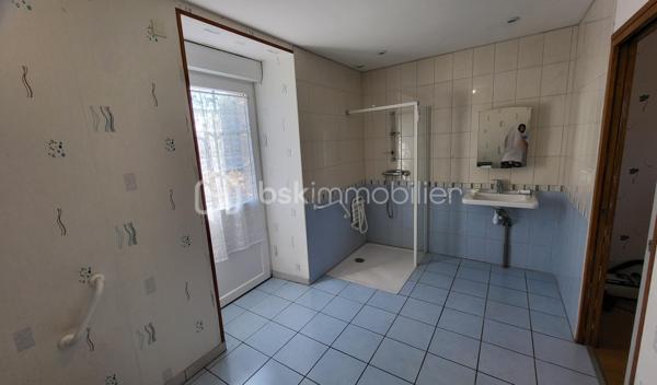 Ensemble immobilier de qualité – Terrain clos de 4 973 m²
Situé dans un cadre paisible, à proximité immédiate de Saint-Sever-Calvados et de l’A84, cet ensemble immobilier offre une belle opportunité pour un projet familial, touristique ou d’investissement locatif.

La maison principale de 123 m², comprend une entrée avec placard, une agréable pièce de vie d’environ 33 m² avec cheminée et poêle à granulés, une cuisine ouverte aménagée et équipée, ainsi qu’une chambre avec salle d’eau/WC privative accessible PMR.
À l’étage : deux chambres, un bureau et une seconde salle d’eau/WC.
Un vaste grenier aménageable (possibilité de créer 2/3 chambres), une pièce indépendante de 28 m² avec accès privatif (atelier, studio, chambre d’hôtes…), un garage attenant, un appentis fermé et plusieurs dépendances complètent l’ensemble.

La seconde maison de 108 m², vendue louée, constitue un véritable atout avec un revenu locatif immédiat. Elle dispose d’un séjour avec cheminée, cuisine, buanderie, 3 chambres, salle de bains, WC et grenier. Locataire fiable en place depuis 2010.

Le tout sur un terrain clos de 4 973 m2. 

Nombreux travaux récents : toiture ardoise, joints extérieurs, huisseries, poêle à granulés, cuisine, salle d’eau… Fibre raccordée, compteurs et assainissement indépendants pour chaque logement.

Situation idéale :
- Commerces et services à 1,5 km
- 8 min de l’A84 (axe Caen/Rennes)
- 13 km de Vire
- Plages de Granville et de la baie du Mont-Saint-Michel à 50 mns.