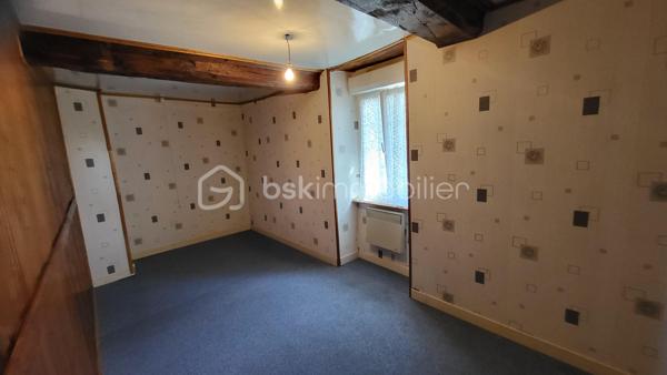 Ensemble immobilier de qualité – Terrain clos de 4 973 m²
Situé dans un cadre paisible, à proximité immédiate de Saint-Sever-Calvados et de l’A84, cet ensemble immobilier offre une belle opportunité pour un projet familial, touristique ou d’investissement locatif.

La maison principale de 123 m², comprend une entrée avec placard, une agréable pièce de vie d’environ 33 m² avec cheminée et poêle à granulés, une cuisine ouverte aménagée et équipée, ainsi qu’une chambre avec salle d’eau/WC privative accessible PMR.
À l’étage : deux chambres, un bureau et une seconde salle d’eau/WC.
Un vaste grenier aménageable (possibilité de créer 2/3 chambres), une pièce indépendante de 28 m² avec accès privatif (atelier, studio, chambre d’hôtes…), un garage attenant, un appentis fermé et plusieurs dépendances complètent l’ensemble.

La seconde maison de 108 m², vendue louée, constitue un véritable atout avec un revenu locatif immédiat. Elle dispose d’un séjour avec cheminée, cuisine, buanderie, 3 chambres, salle de bains, WC et grenier. Locataire fiable en place depuis 2010.

Le tout sur un terrain clos de 4 973 m2. 

Nombreux travaux récents : toiture ardoise, joints extérieurs, huisseries, poêle à granulés, cuisine, salle d’eau… Fibre raccordée, compteurs et assainissement indépendants pour chaque logement.

Situation idéale :
- Commerces et services à 1,5 km
- 8 min de l’A84 (axe Caen/Rennes)
- 13 km de Vire
- Plages de Granville et de la baie du Mont-Saint-Michel à 50 mns.