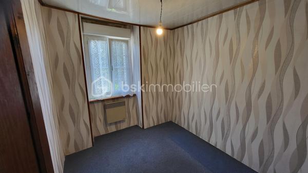 Ensemble immobilier de qualité – Terrain clos de 4 973 m²
Situé dans un cadre paisible, à proximité immédiate de Saint-Sever-Calvados et de l’A84, cet ensemble immobilier offre une belle opportunité pour un projet familial, touristique ou d’investissement locatif.

La maison principale de 123 m², comprend une entrée avec placard, une agréable pièce de vie d’environ 33 m² avec cheminée et poêle à granulés, une cuisine ouverte aménagée et équipée, ainsi qu’une chambre avec salle d’eau/WC privative accessible PMR.
À l’étage : deux chambres, un bureau et une seconde salle d’eau/WC.
Un vaste grenier aménageable (possibilité de créer 2/3 chambres), une pièce indépendante de 28 m² avec accès privatif (atelier, studio, chambre d’hôtes…), un garage attenant, un appentis fermé et plusieurs dépendances complètent l’ensemble.

La seconde maison de 108 m², vendue louée, constitue un véritable atout avec un revenu locatif immédiat. Elle dispose d’un séjour avec cheminée, cuisine, buanderie, 3 chambres, salle de bains, WC et grenier. Locataire fiable en place depuis 2010.

Le tout sur un terrain clos de 4 973 m2. 

Nombreux travaux récents : toiture ardoise, joints extérieurs, huisseries, poêle à granulés, cuisine, salle d’eau… Fibre raccordée, compteurs et assainissement indépendants pour chaque logement.

Situation idéale :
- Commerces et services à 1,5 km
- 8 min de l’A84 (axe Caen/Rennes)
- 13 km de Vire
- Plages de Granville et de la baie du Mont-Saint-Michel à 50 mns.