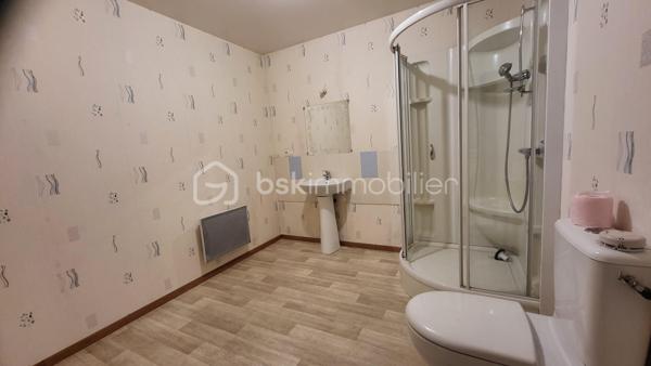 Ensemble immobilier de qualité – Terrain clos de 4 973 m²
Situé dans un cadre paisible, à proximité immédiate de Saint-Sever-Calvados et de l’A84, cet ensemble immobilier offre une belle opportunité pour un projet familial, touristique ou d’investissement locatif.

La maison principale de 123 m², comprend une entrée avec placard, une agréable pièce de vie d’environ 33 m² avec cheminée et poêle à granulés, une cuisine ouverte aménagée et équipée, ainsi qu’une chambre avec salle d’eau/WC privative accessible PMR.
À l’étage : deux chambres, un bureau et une seconde salle d’eau/WC.
Un vaste grenier aménageable (possibilité de créer 2/3 chambres), une pièce indépendante de 28 m² avec accès privatif (atelier, studio, chambre d’hôtes…), un garage attenant, un appentis fermé et plusieurs dépendances complètent l’ensemble.

La seconde maison de 108 m², vendue louée, constitue un véritable atout avec un revenu locatif immédiat. Elle dispose d’un séjour avec cheminée, cuisine, buanderie, 3 chambres, salle de bains, WC et grenier. Locataire fiable en place depuis 2010.

Le tout sur un terrain clos de 4 973 m2. 

Nombreux travaux récents : toiture ardoise, joints extérieurs, huisseries, poêle à granulés, cuisine, salle d’eau… Fibre raccordée, compteurs et assainissement indépendants pour chaque logement.

Situation idéale :
- Commerces et services à 1,5 km
- 8 min de l’A84 (axe Caen/Rennes)
- 13 km de Vire
- Plages de Granville et de la baie du Mont-Saint-Michel à 50 mns.