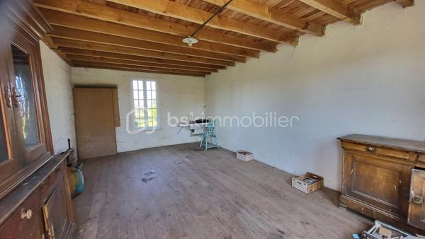 Ensemble immobilier de qualité – Terrain clos de 4 973 m²
Situé dans un cadre paisible, à proximité immédiate de Saint-Sever-Calvados et de l’A84, cet ensemble immobilier offre une belle opportunité pour un projet familial, touristique ou d’investissement locatif.

La maison principale de 123 m², comprend une entrée avec placard, une agréable pièce de vie d’environ 33 m² avec cheminée et poêle à granulés, une cuisine ouverte aménagée et équipée, ainsi qu’une chambre avec salle d’eau/WC privative accessible PMR.
À l’étage : deux chambres, un bureau et une seconde salle d’eau/WC.
Un vaste grenier aménageable (possibilité de créer 2/3 chambres), une pièce indépendante de 28 m² avec accès privatif (atelier, studio, chambre d’hôtes…), un garage attenant, un appentis fermé et plusieurs dépendances complètent l’ensemble.

La seconde maison de 108 m², vendue louée, constitue un véritable atout avec un revenu locatif immédiat. Elle dispose d’un séjour avec cheminée, cuisine, buanderie, 3 chambres, salle de bains, WC et grenier. Locataire fiable en place depuis 2010.

Le tout sur un terrain clos de 4 973 m2. 

Nombreux travaux récents : toiture ardoise, joints extérieurs, huisseries, poêle à granulés, cuisine, salle d’eau… Fibre raccordée, compteurs et assainissement indépendants pour chaque logement.

Situation idéale :
- Commerces et services à 1,5 km
- 8 min de l’A84 (axe Caen/Rennes)
- 13 km de Vire
- Plages de Granville et de la baie du Mont-Saint-Michel à 50 mns.