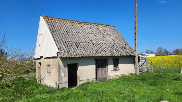 Ensemble immobilier de qualité – Terrain clos de 4 973 m²
Situé dans un cadre paisible, à proximité immédiate de Saint-Sever-Calvados et de l’A84, cet ensemble immobilier offre une belle opportunité pour un projet familial, touristique ou d’investissement locatif.

La maison principale de 123 m², comprend une entrée avec placard, une agréable pièce de vie d’environ 33 m² avec cheminée et poêle à granulés, une cuisine ouverte aménagée et équipée, ainsi qu’une chambre avec salle d’eau/WC privative accessible PMR.
À l’étage : deux chambres, un bureau et une seconde salle d’eau/WC.
Un vaste grenier aménageable (possibilité de créer 2/3 chambres), une pièce indépendante de 28 m² avec accès privatif (atelier, studio, chambre d’hôtes…), un garage attenant, un appentis fermé et plusieurs dépendances complètent l’ensemble.

La seconde maison de 108 m², vendue louée, constitue un véritable atout avec un revenu locatif immédiat. Elle dispose d’un séjour avec cheminée, cuisine, buanderie, 3 chambres, salle de bains, WC et grenier. Locataire fiable en place depuis 2010.

Le tout sur un terrain clos de 4 973 m2. 

Nombreux travaux récents : toiture ardoise, joints extérieurs, huisseries, poêle à granulés, cuisine, salle d’eau… Fibre raccordée, compteurs et assainissement indépendants pour chaque logement.

Situation idéale :
- Commerces et services à 1,5 km
- 8 min de l’A84 (axe Caen/Rennes)
- 13 km de Vire
- Plages de Granville et de la baie du Mont-Saint-Michel à 50 mns.